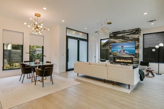 Building Photo - 2015 De Verne St