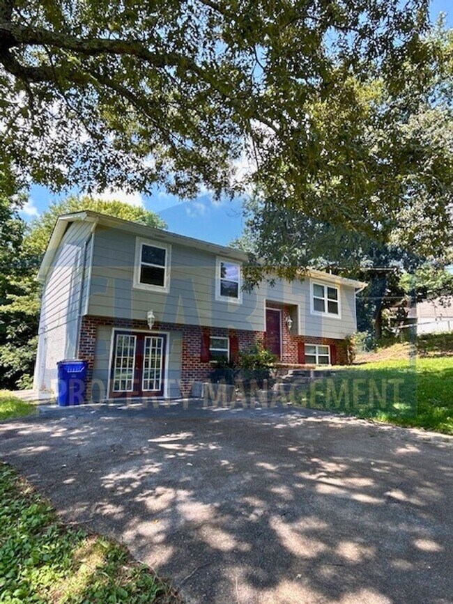 Building Photo - Large, private back yard!