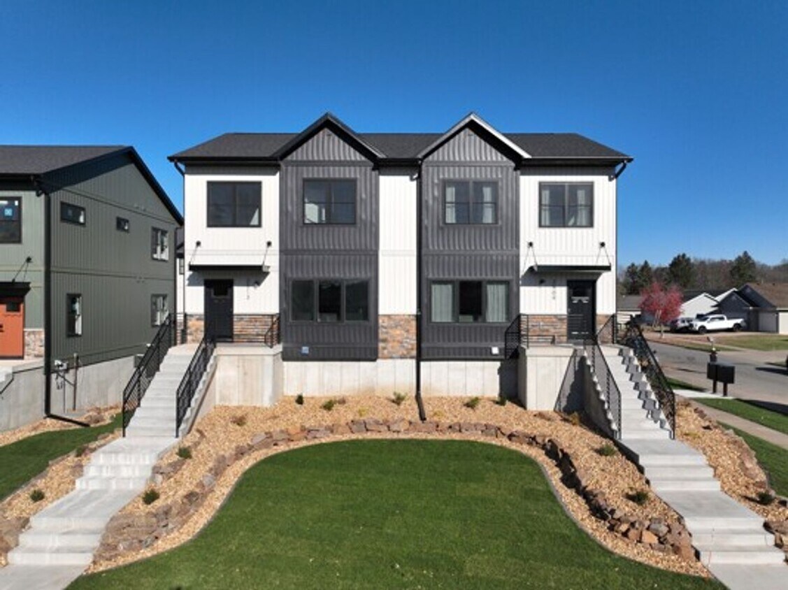 Foto principal - Brand New Luxury Townhomes: 3BR, 2.5Bath A...