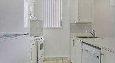 Building Photo - 1905 Robson St