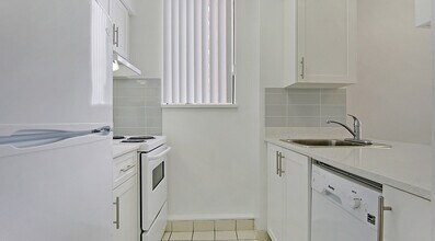 Building Photo - 1905 Robson St