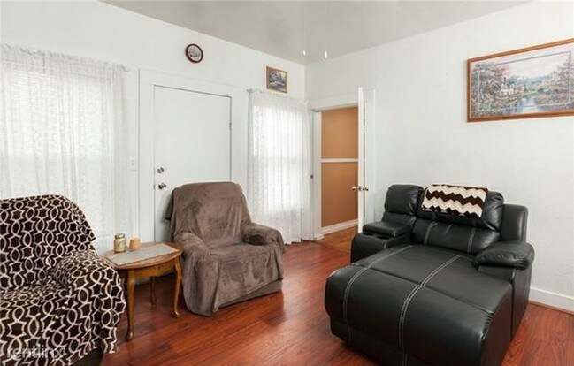 Building Photo - 3 br, 2 bath House - 415 E Oak St