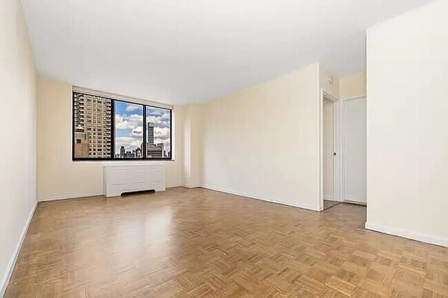 Foto del edificio - 245 East 44th Street