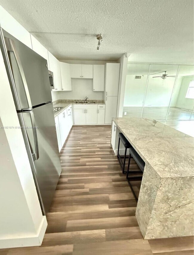 Foto del edificio - 14840 Naranja Lakes Blvd