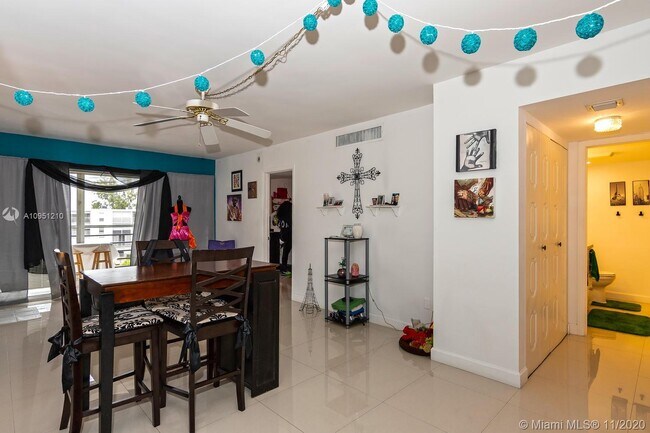 Building Photo - 7981 S French Dr