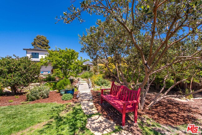 Building Photo - 6563 Dume Dr
