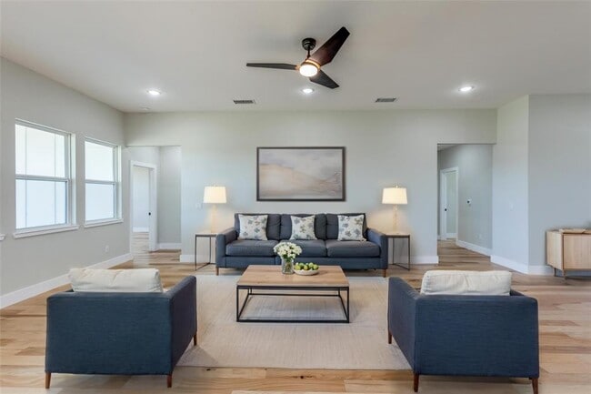 Building Photo - 207 Twin Creeks Cir