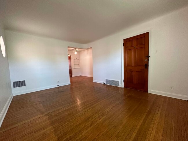 Foto del edificio - 6372 Sutherland Ave