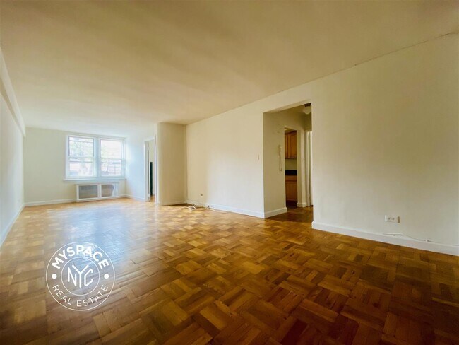 Foto del edificio - 67-41 Burns St