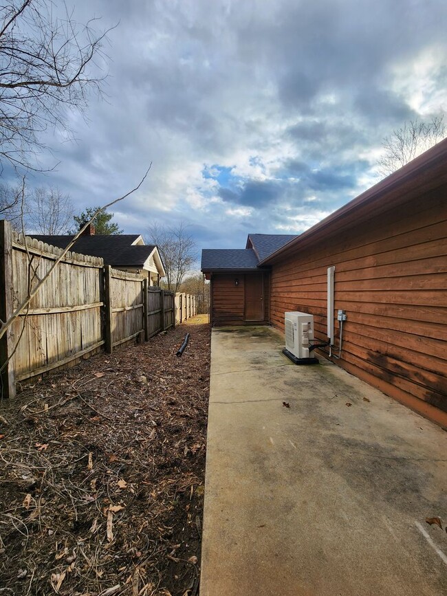 Building Photo - Asheville Rental