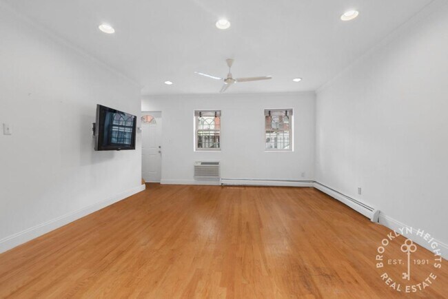 Building Photo - Triplex house with PRIVATE ROOF DECK!! 3 B...