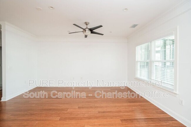 Foto del edificio - 1025 Riverland Woods Pl