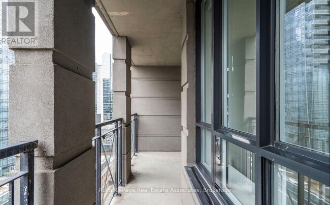 Building Photo - 140 Simcoe St