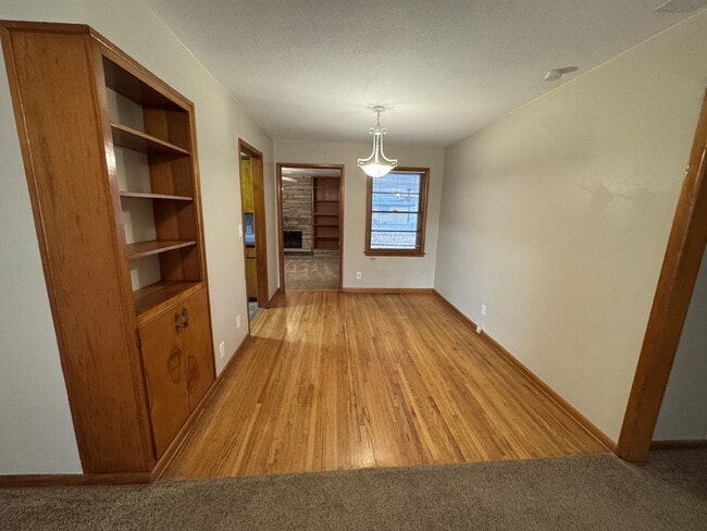 Building Photo - 900 N Redbarn Ln