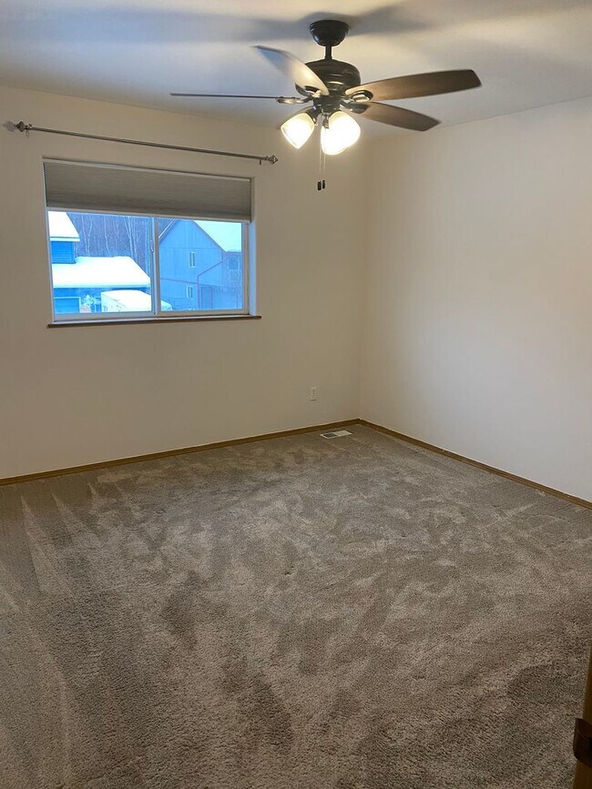 Building Photo - Townhouse with garage and fenced yard in J...