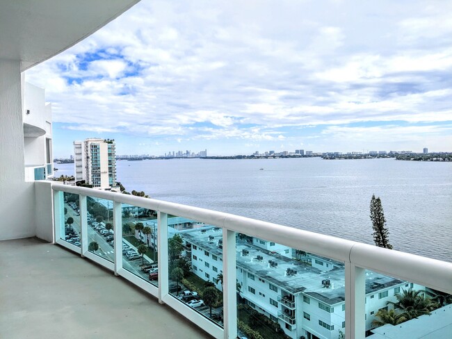 Building Photo - 7910 Harbor Island Dr