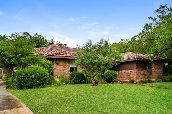 Foto del edificio - 2111 Inverness Dr