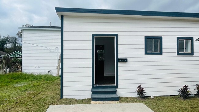 Building Photo - 413 N LIVE OAK