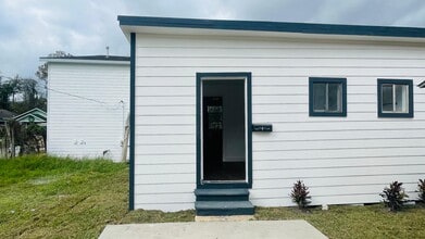 Building Photo - 413 N LIVE OAK
