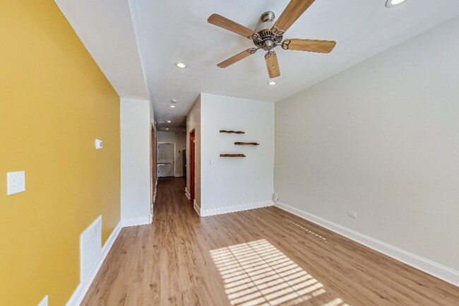 Foto del edificio - 2719 N Ridgeway Ave