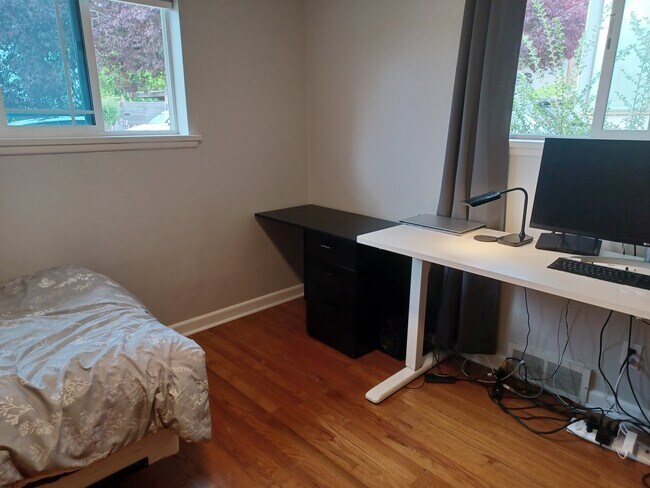 Habitación privada en alquiler (amueblada, 160 pies cuadrados) - 4719 SW Findlay St