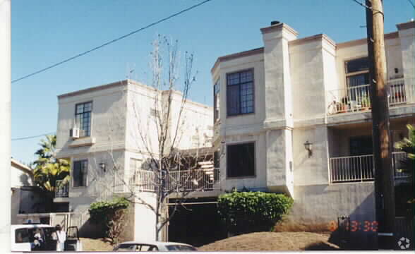 Foto del edificio - 1024 Bennett Av
