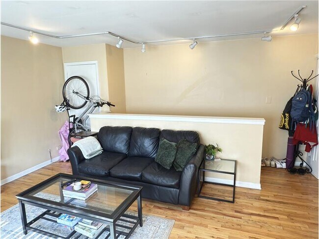 Foto del edificio - 715 W Diversey Pkwy