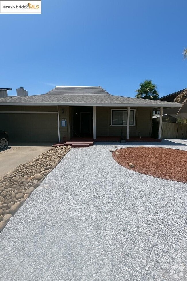 Building Photo - 1042 Willow Lake Rd