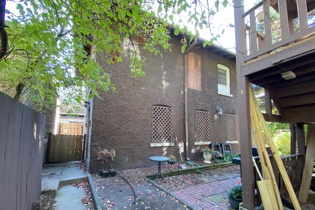 Foto del edificio - 921 W Winona St