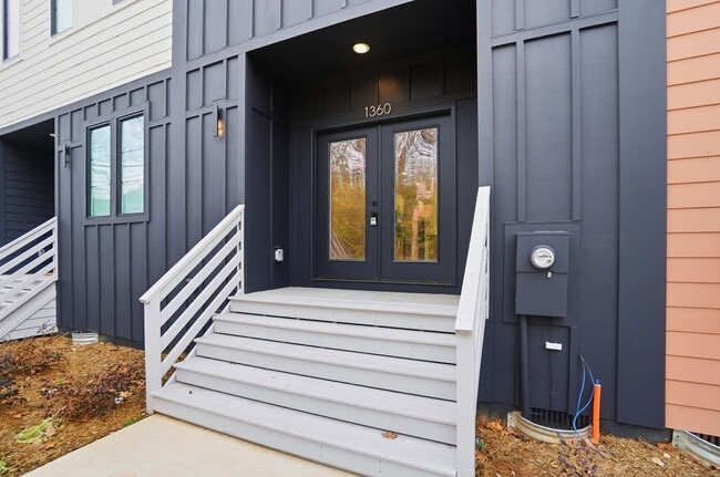Building Photo - Townhome with Finished Basement Bonus Room