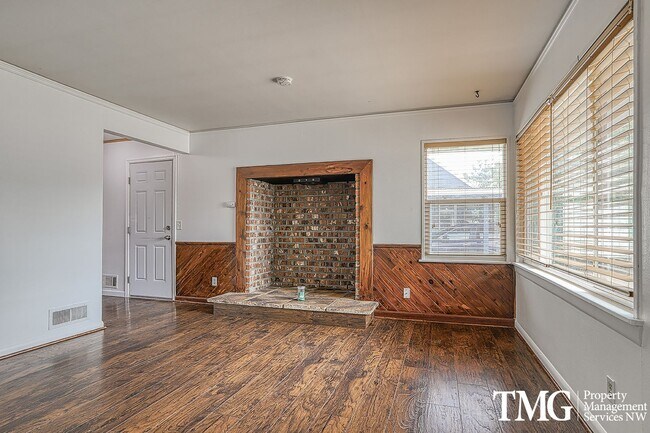 Foto del edificio - Single-Level 2 Bedroom Home with A/C & Large Backyard