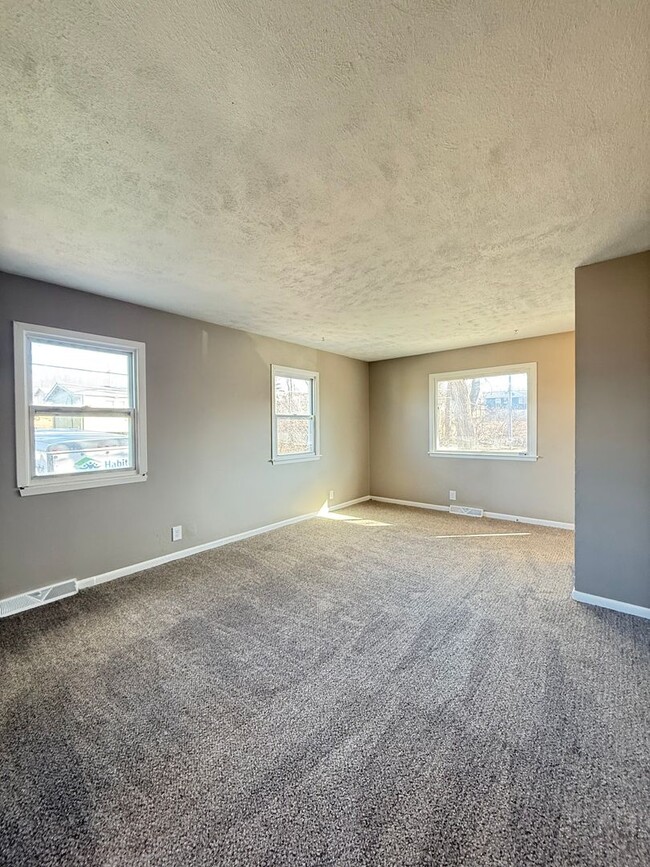 Building Photo - Spacious Three Bedroom!