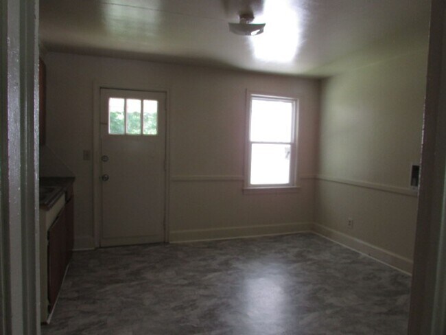 Building Photo - Spacious Three Bedroom
