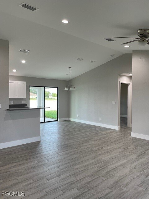 Foto del edificio - 321 Kismet Pkwy W