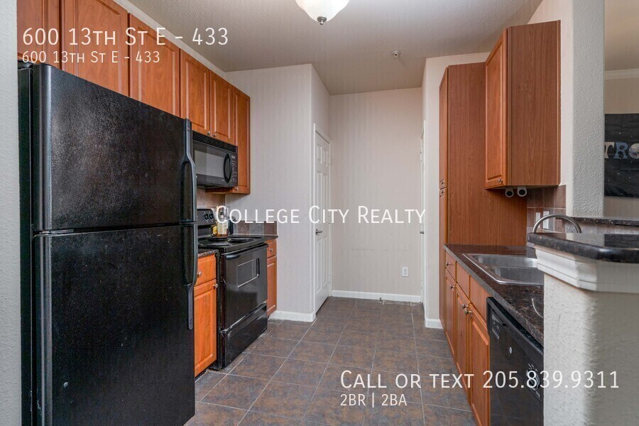 Foto principal - 600 13th St E