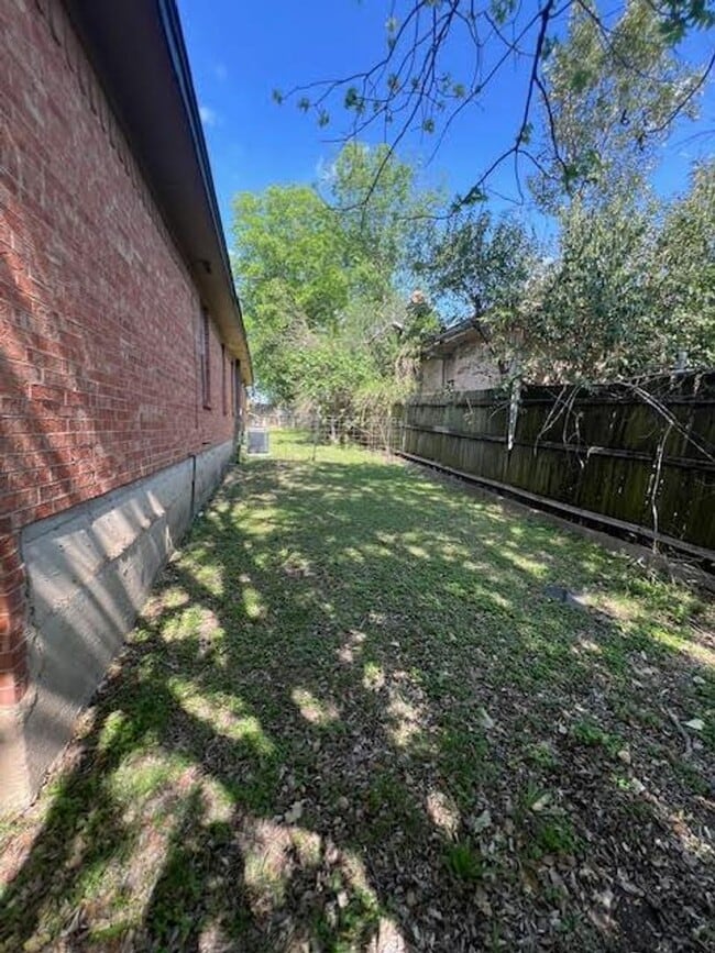 Building Photo - 1906 Bosque Blvd