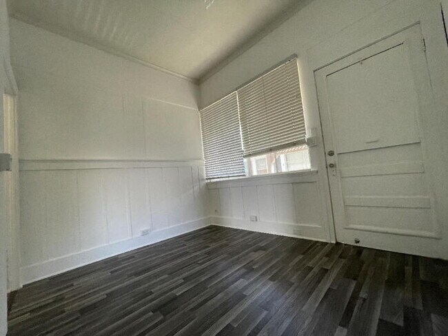 Foto del edificio - To register for the showing time below, no...