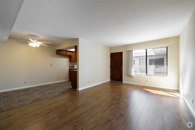 2BR, 2BA - 1,000SF - 515 East Elmwood Ave