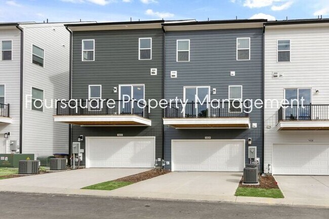 Foto del edificio - Spacious Townhome with Entry-Level Guest Suite, Washer/ Dryer Included, 2nd floor Balcony & 2-Car...