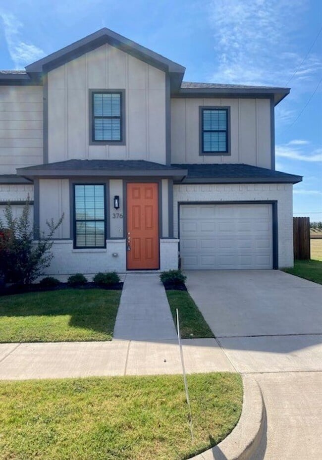 Large Townhome on corner lot - Large Townhome on corner lot