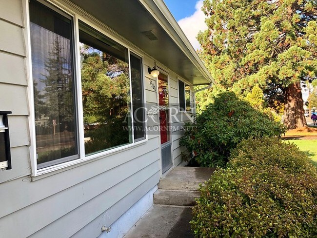 Building Photo - 3580 Hilyard St