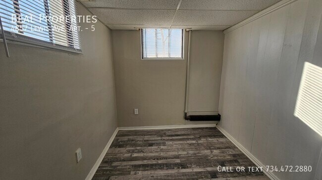 Foto del edificio - 4910 Lewis Ave