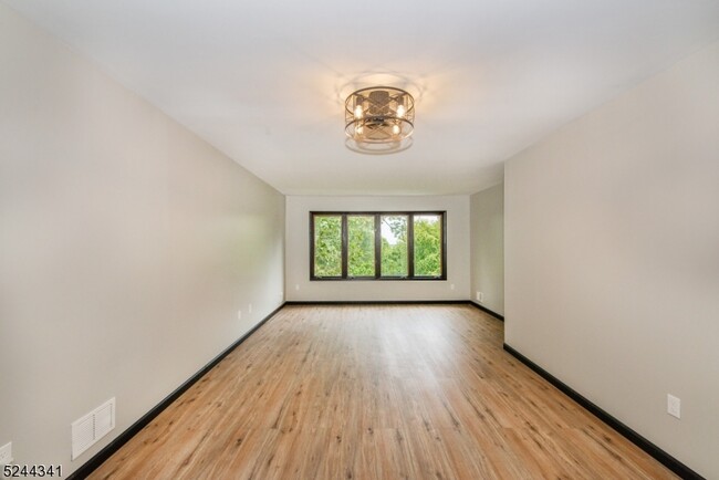 Building Photo - 42 Hillcrest Dr