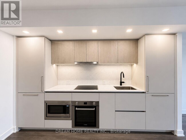 Building Photo - 609 Sherbourne St