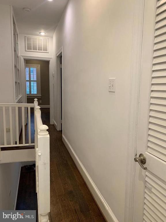 Building Photo - 612 C St SE