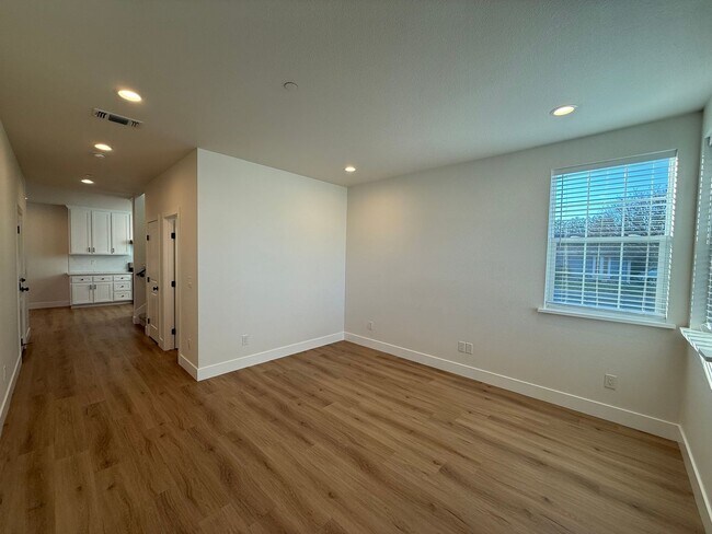 Building Photo - 8461001/85