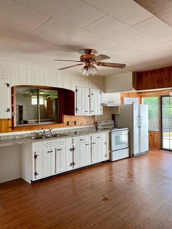 Building Photo - Large Candler Rental Home!