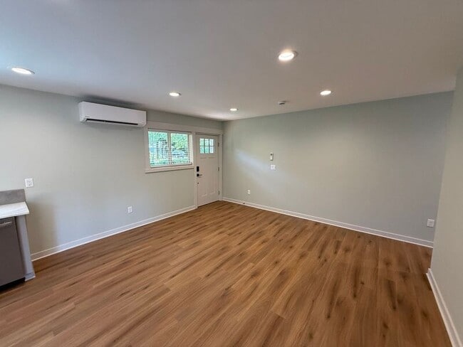 Building Photo - 805 Boxwood Ln SE