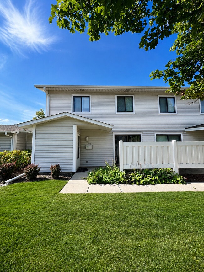 Building Photo - 727 Whitesail Dr