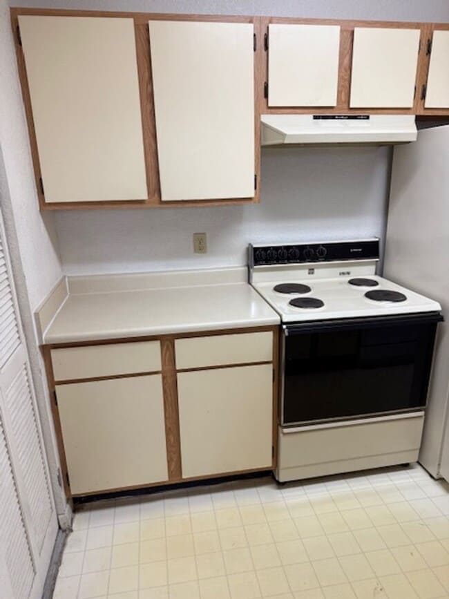 Building Photo - Third fl One bedroom condo
